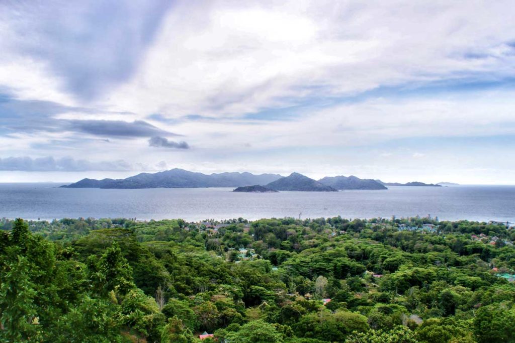 Vue sur Praslin depuis le sommet du Nid d'Aigle à La Digue