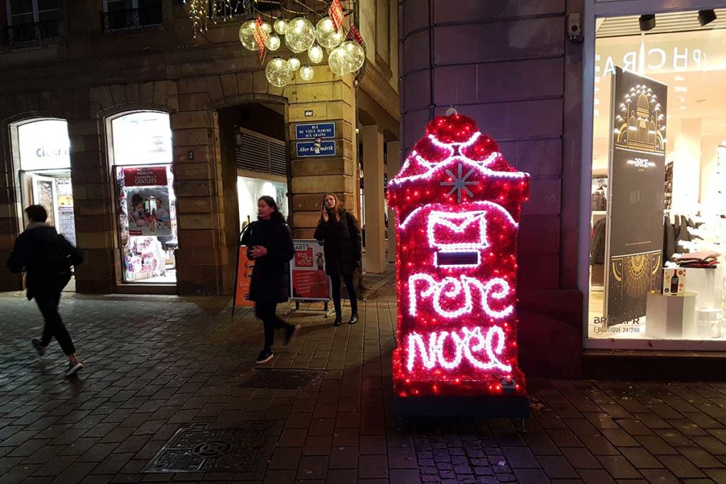 La boîte aux lettres du Père Noël au marché de Noël de Strasbourg