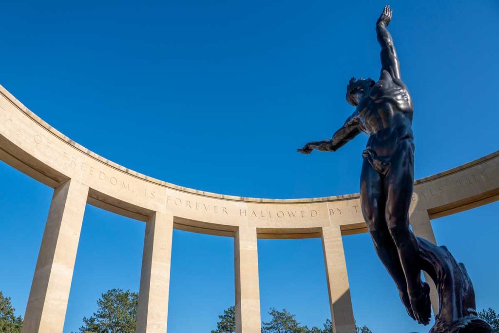 L'hommage au courage dans le magnifique mémorial du cimetière américain en Normandie