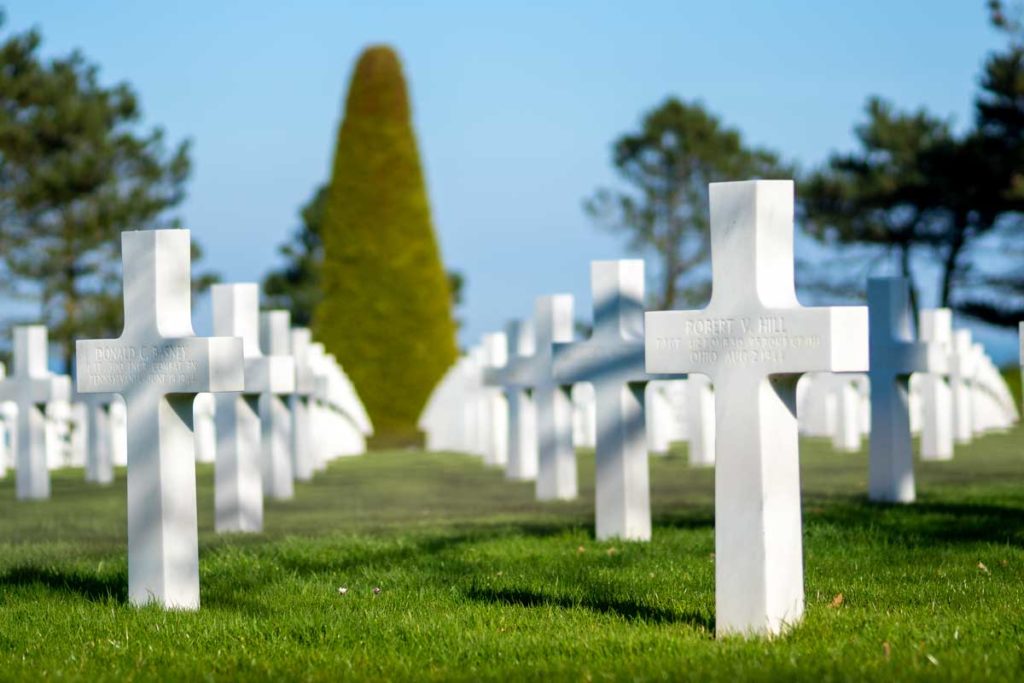 Stèles en marbre blanc du cimetière américain de Colleville