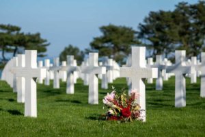 Stèle en marbre blanc au cimetière militaire américain de Colleville sur Mer