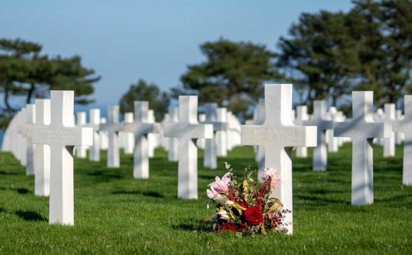 Stèle en marbre blanc au cimetière militaire américain de Colleville sur Mer