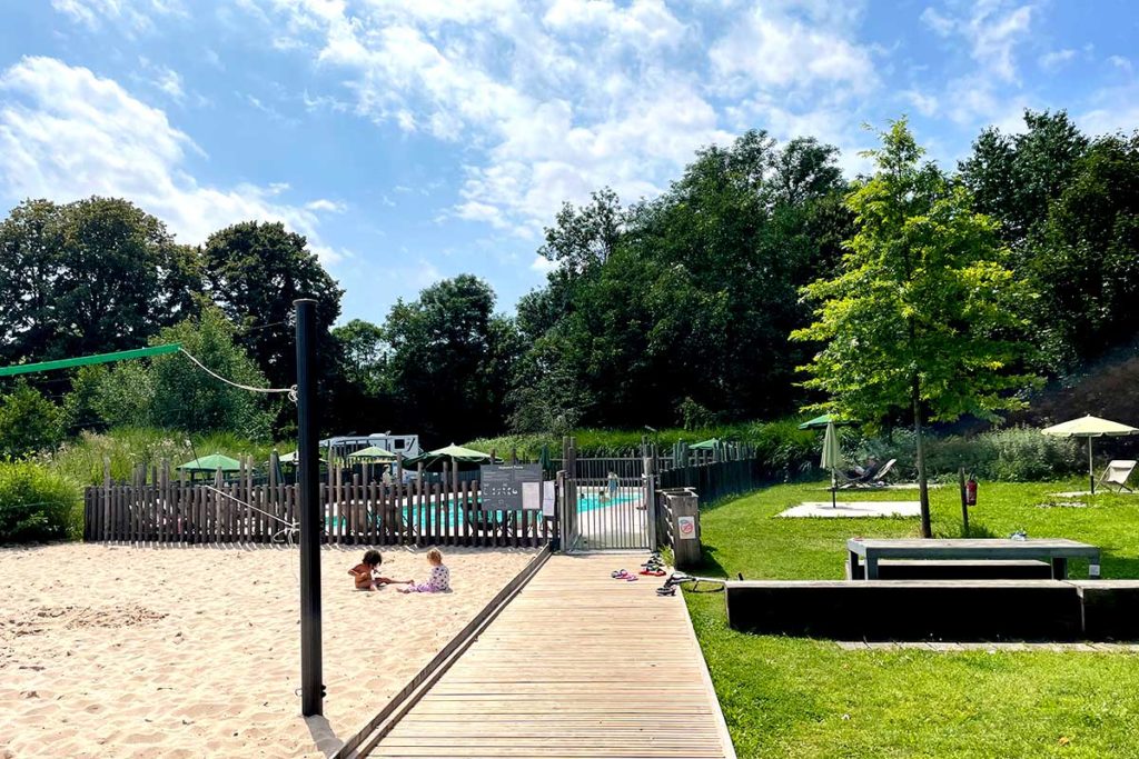 Jeux et piscine du camping de Strasbourg