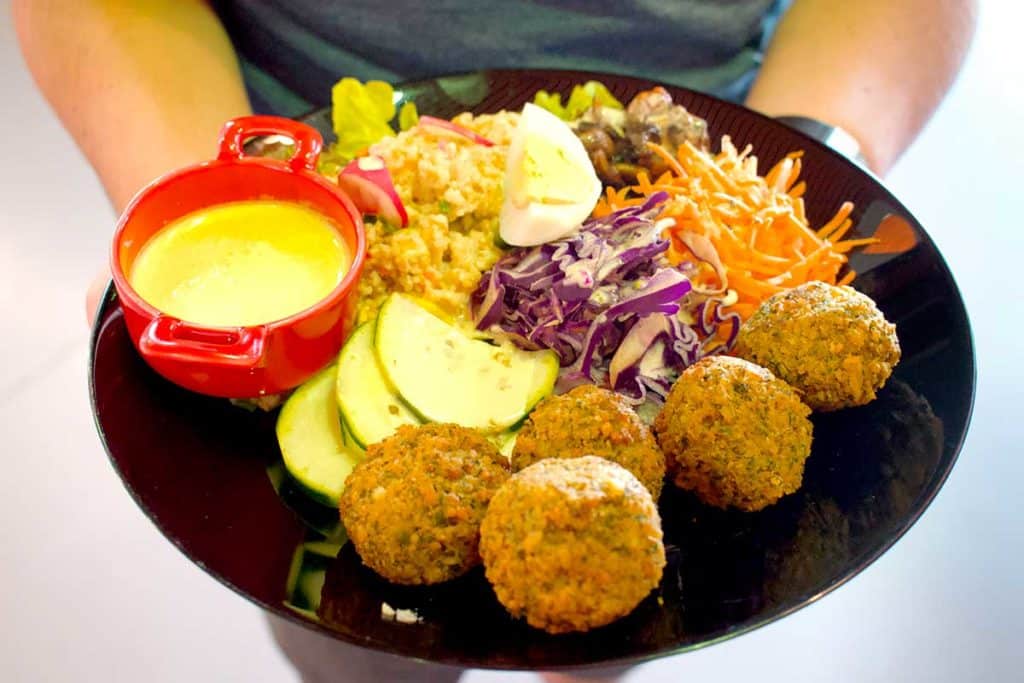 Assiette de crudités au marché