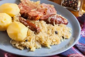 Choucroute garnie, une spécialité alsacienne à déguster à Strasbourg