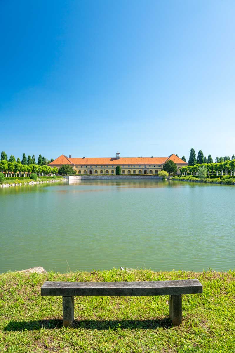 Bassin et batiment principal du cimetière nord de Strasbourg