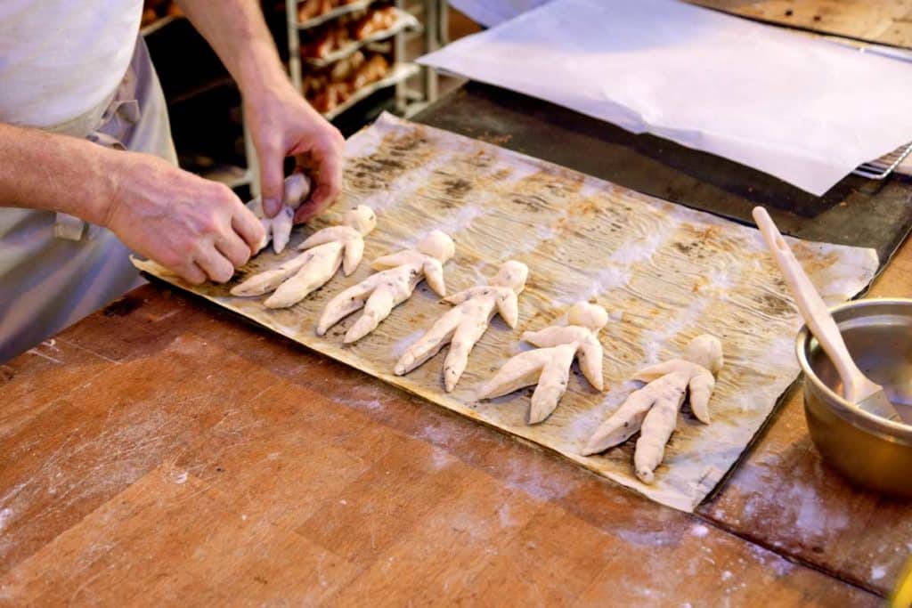 Fabrication de Mannele au marché de Noël de Strasbourg