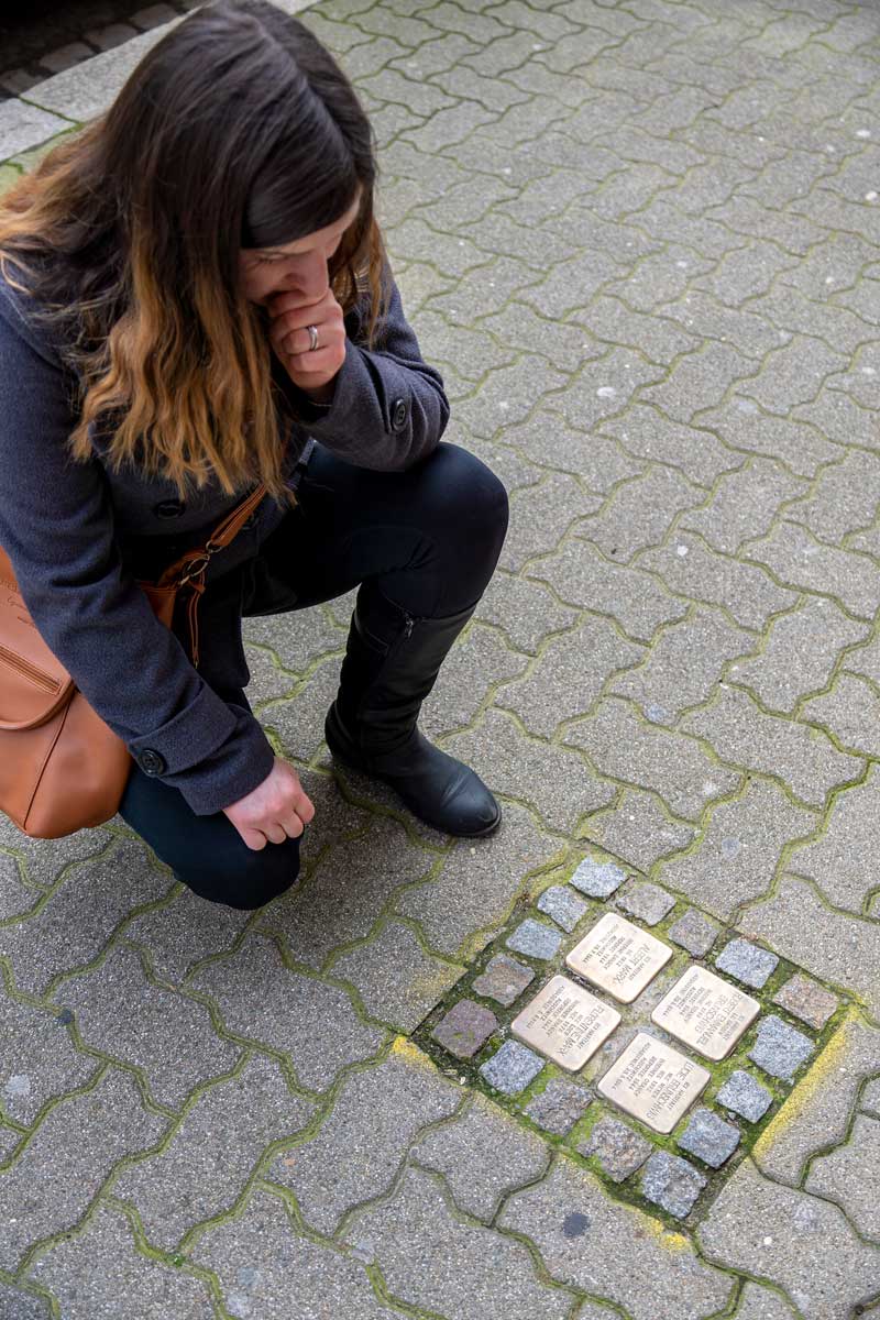 Recueillement devant des pavés de la mémoire