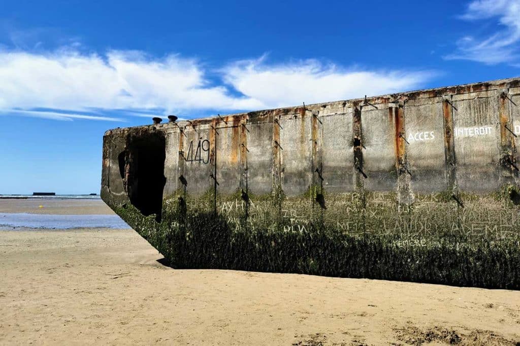 Vestige d'un caisson phoenix sur la plage du débarquement d'Arromanches