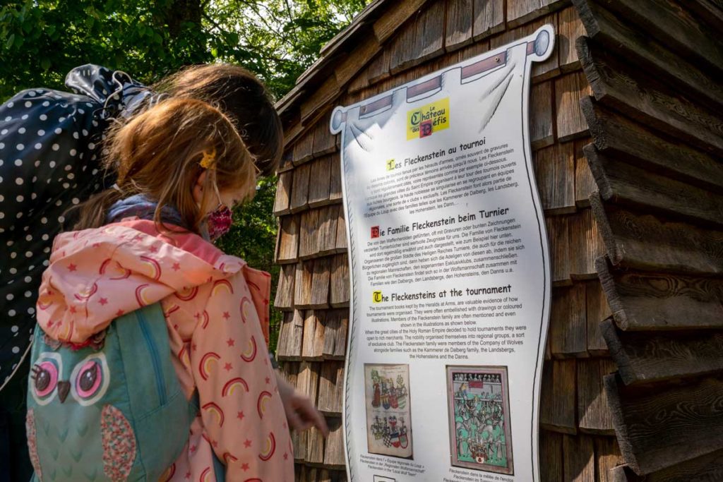 Un enfant participe aux défis du château de Fleckenstein