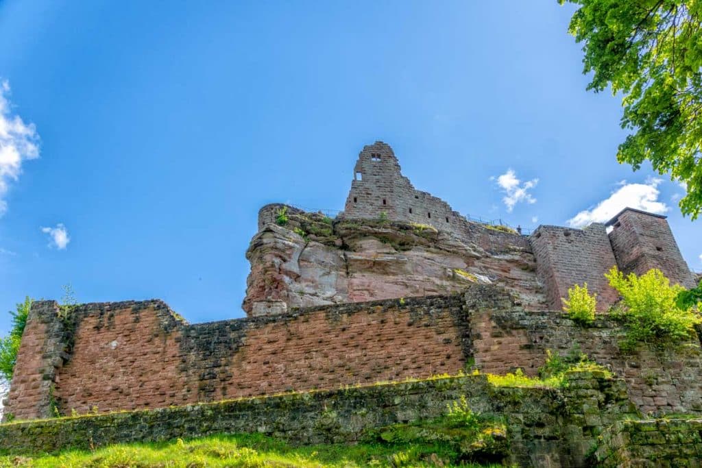 Vue sur le château de Fleckenstein depuis le sentier d'accès