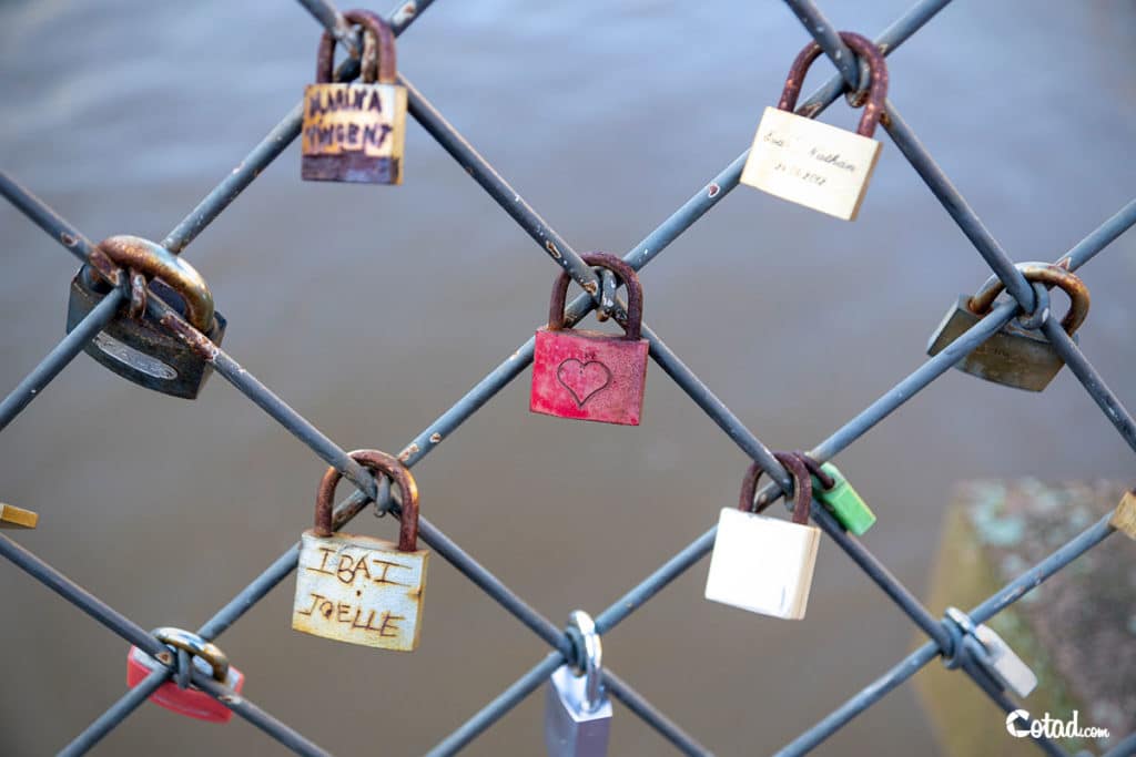 Cadenas de l'amour accrochés sur la Passerelle de l'Abreuvoir à Strasbourg