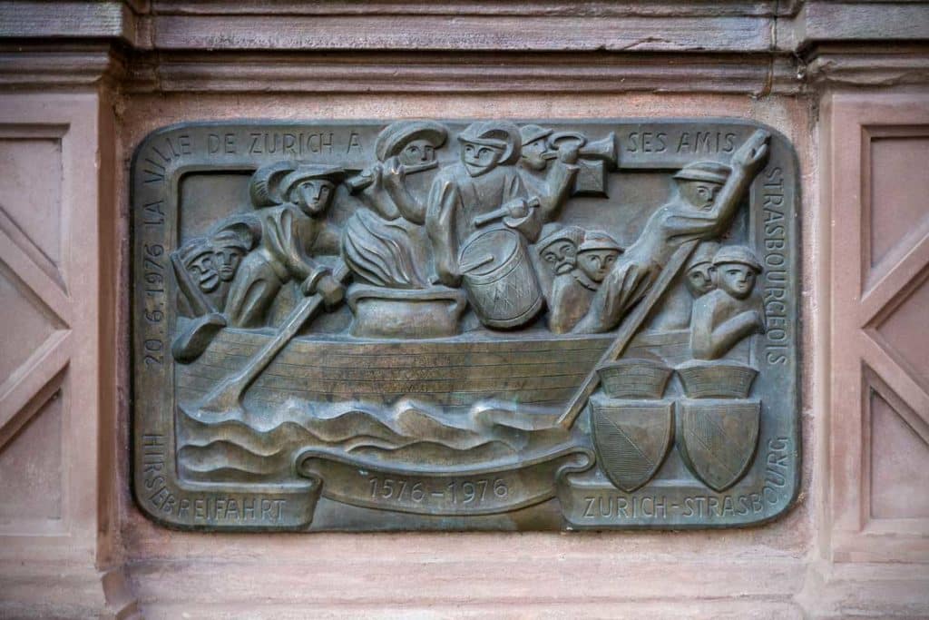 Gravure de la hirsebreifahrt sur une fontaine de Strasbourg