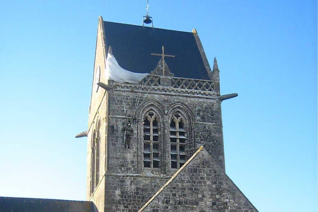 Parachutiste accroché au clocher de l'église de Sainte-Mere-Eglise