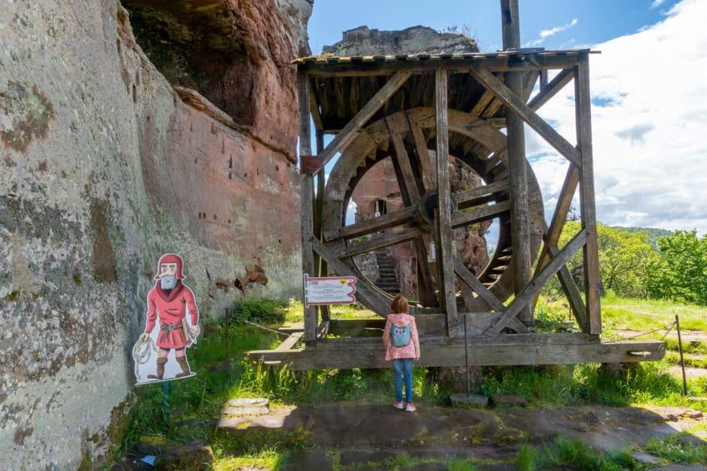 Roue en bois au château de Fleckenstein