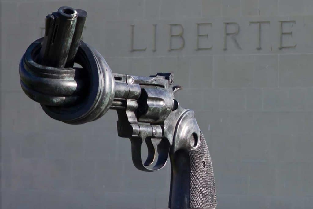 Sculpture d'un revolver devant le mémorial de Caen