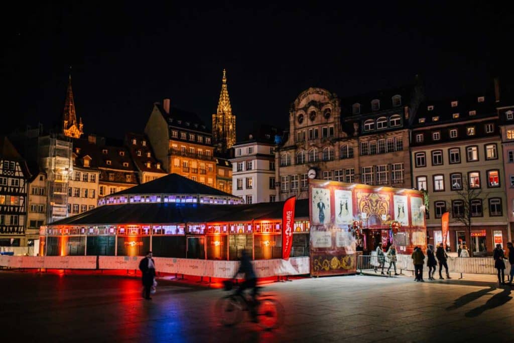 Chapiteau du café des amours installé sur la place Kléber pour la Saint-Valentin