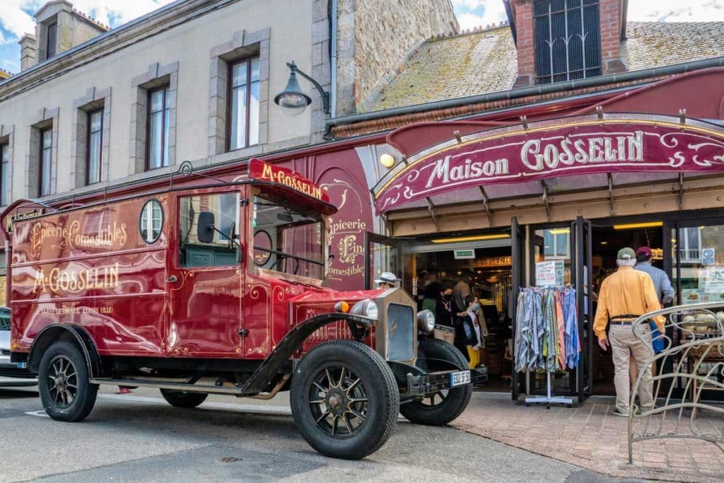 Vieux camion de livraison Ford T de la Maison Gosselin, épicerie fine à Saint-Vaast-la-Hougue