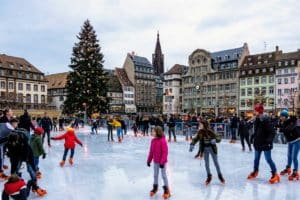 Patinoire de plein air au marché de Noël de Strasbourg