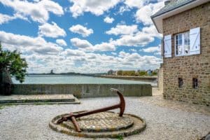 Vue sur le fort de la Hougue avec une ancre de navire devant la chapelle des marins