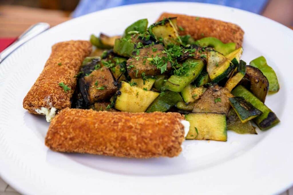 Croquettes de fromage sans gluten avec des légumes grillés