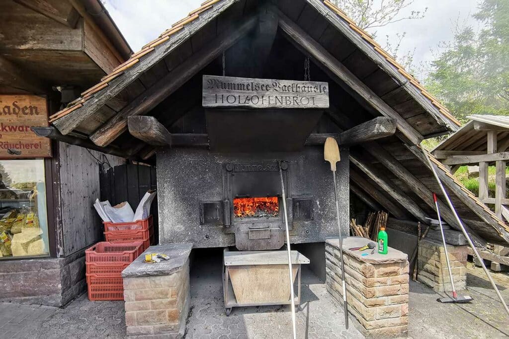 Cuisson du pain au feu de bois