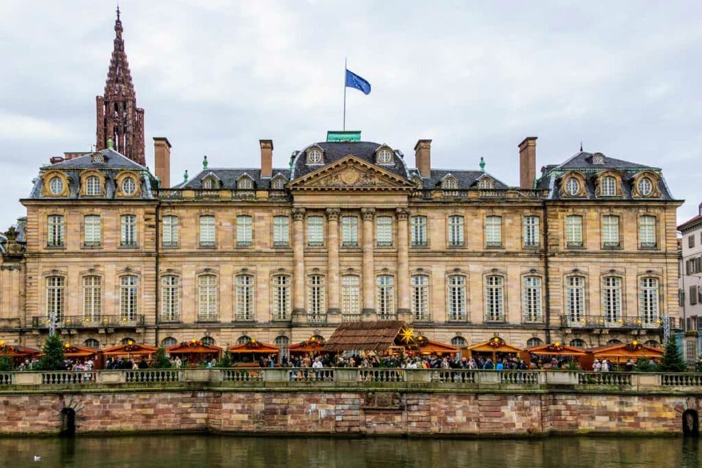 La terrasse du Palais Rohan avec le marché de Noël de Strasbourg