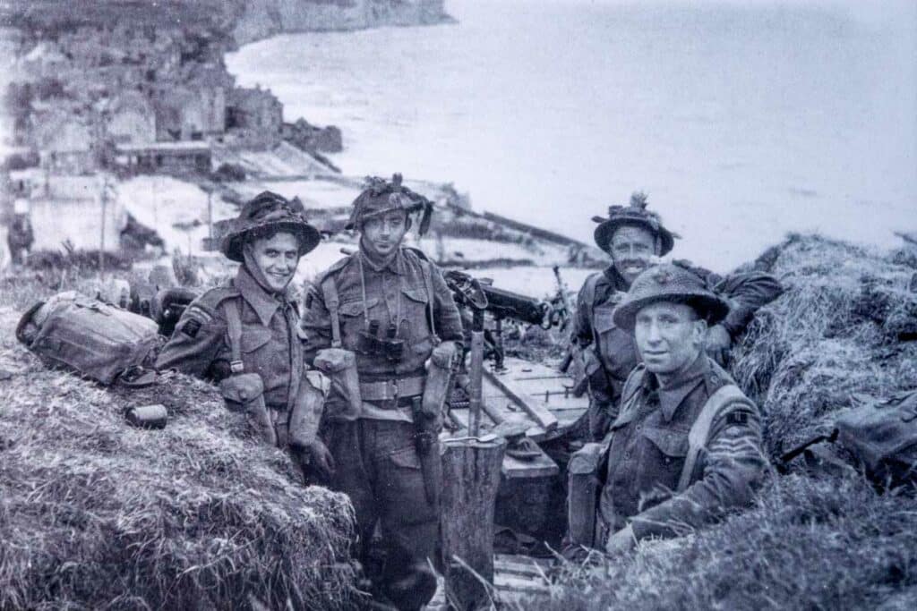 Soldats britanniques devant Arromanches le soir du 6 juin 1944