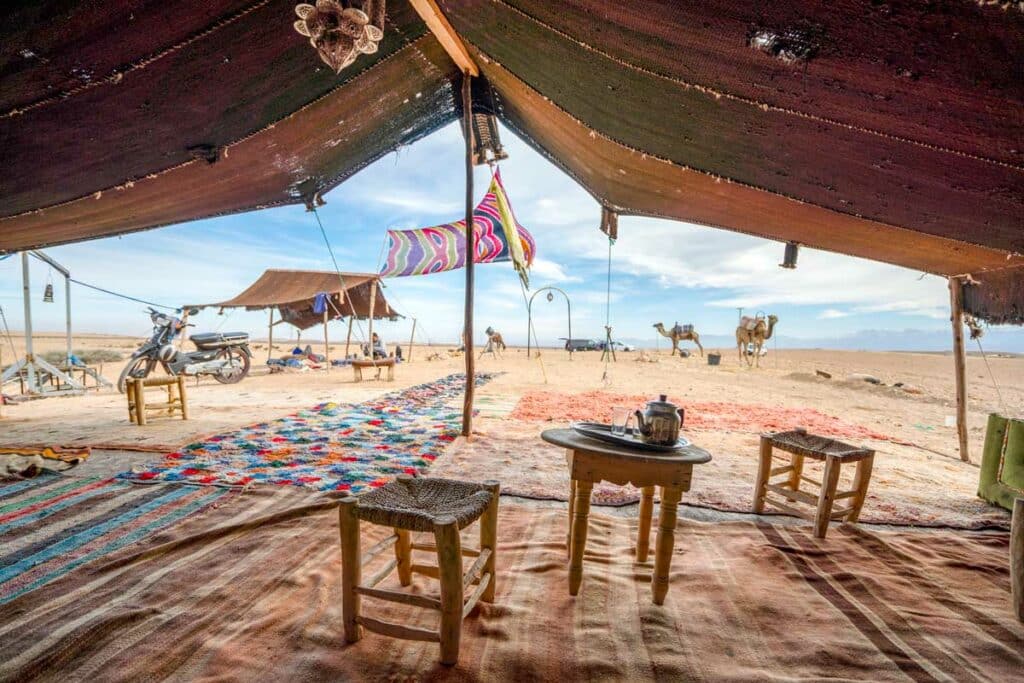 Bivouac sous une tente berbère dans le désert d'Agafay