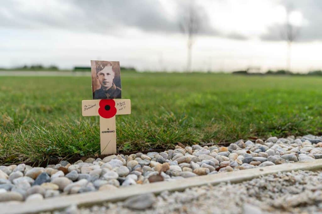 Croix surmontée d'un coquelicot en hommage à un soldat britannique