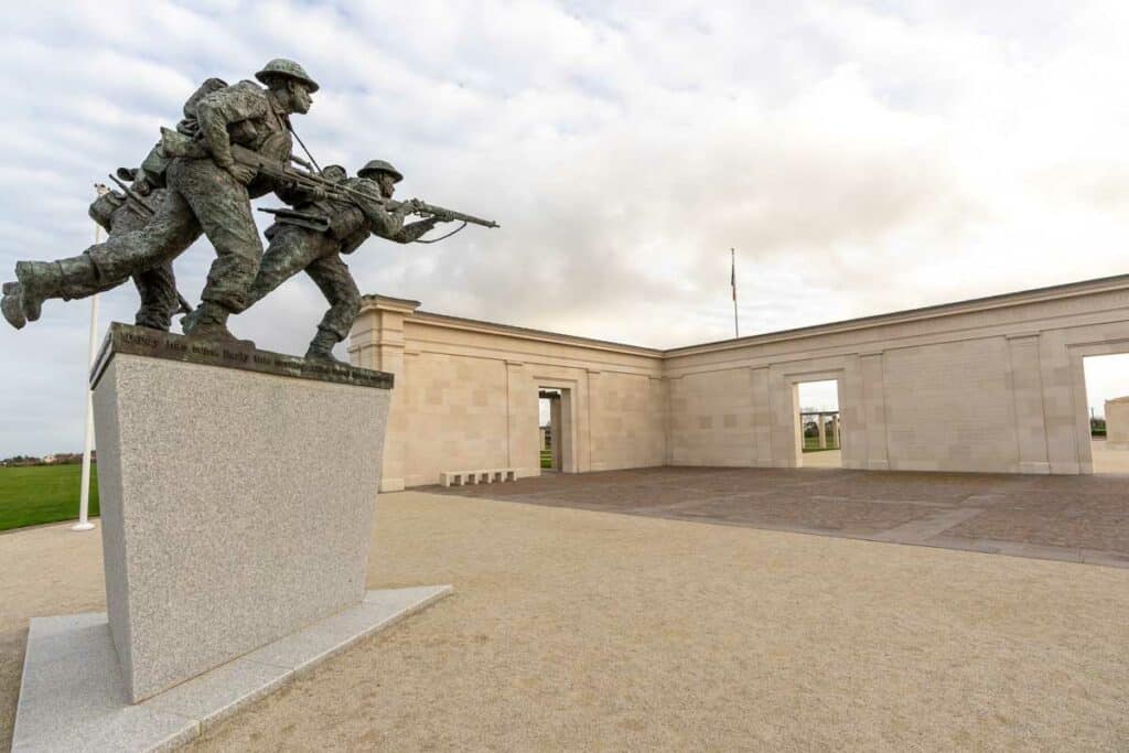 Sculpture des 3 fantassins britanniques au mémorial de Ver-sur-Mer