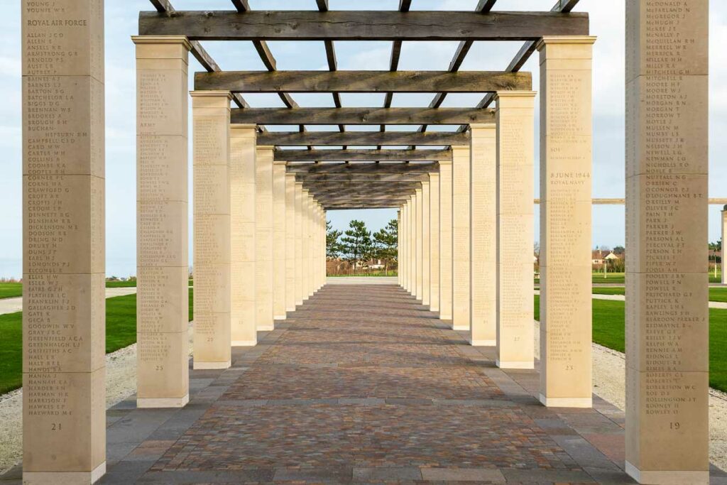 Les colonnes en calcaire du mémorial britannique de Ver-sur-Mer