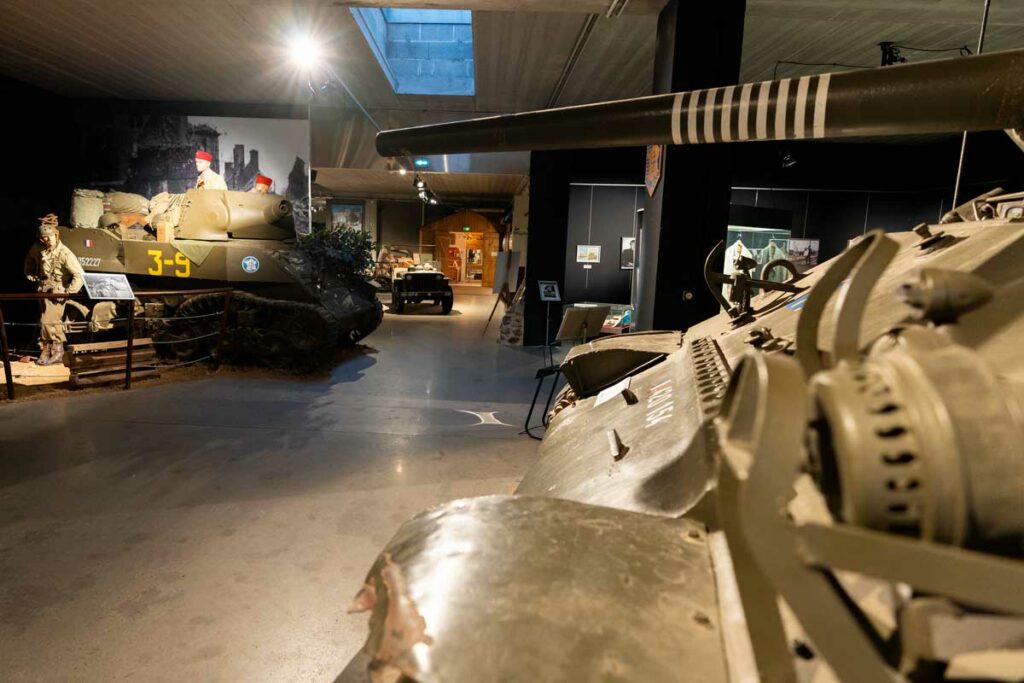 Un canon dans l'exposition du Victory Museum de Carentan