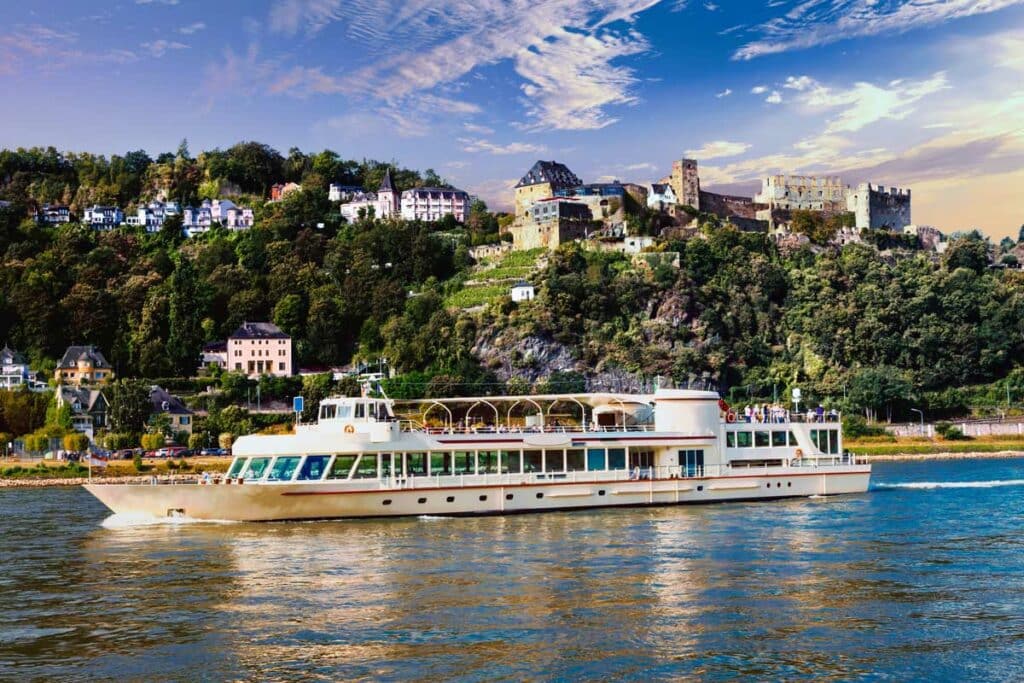 Un bateau de croisière sur le Rhin devant un château médiéval