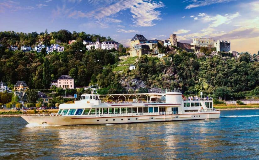Un bateau de croisière sur le Rhin devant un château médiéval
