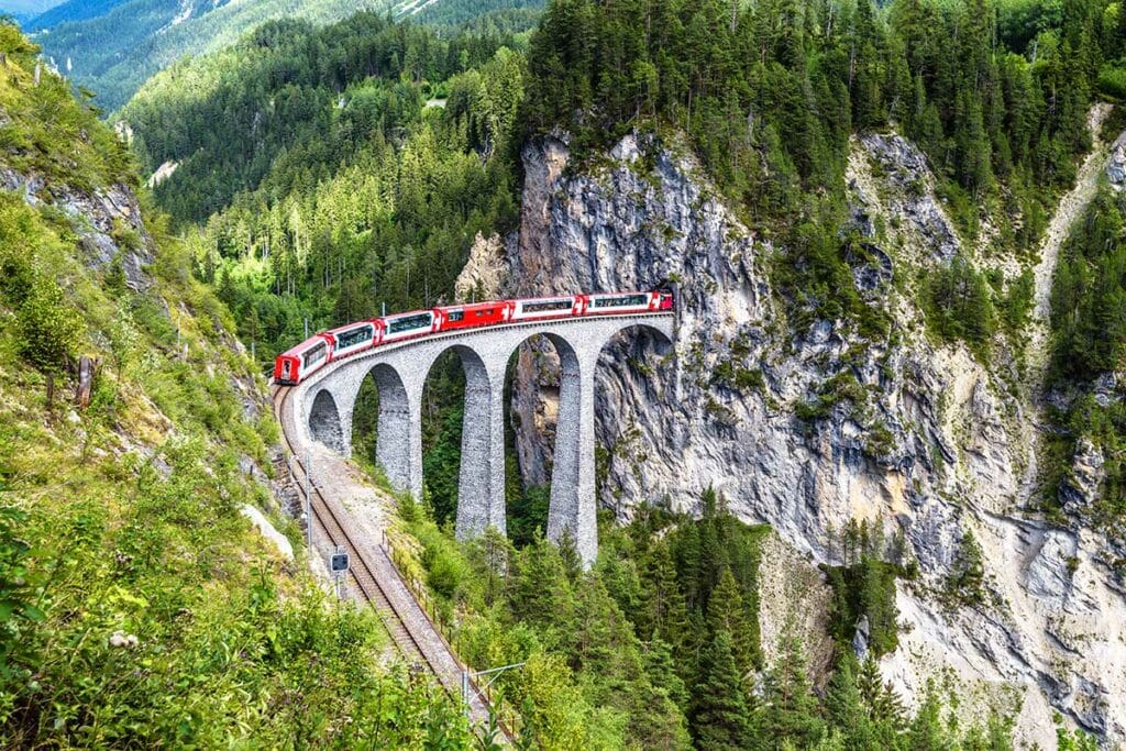 Le glacier express, un train qui serpente à travers les Alpes suisses