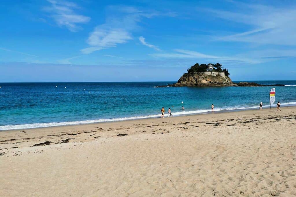 L'Anse du Guesclin, une plage idéale près de Cancale
