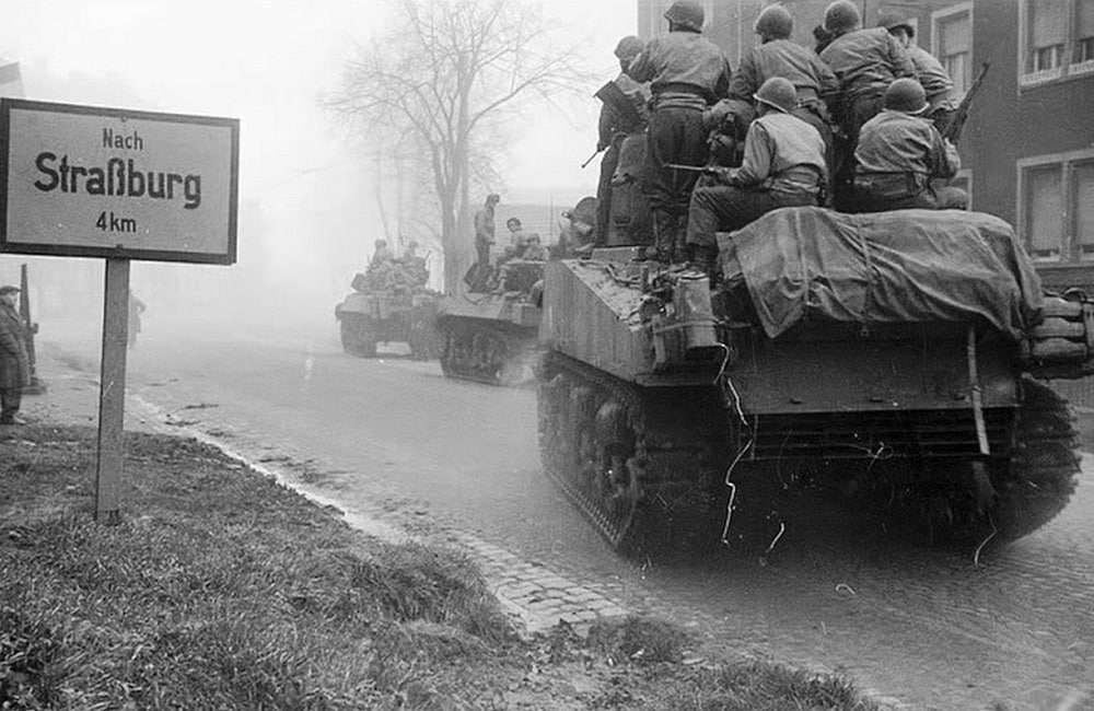 Chars de la 2e DB pendant la libération de Strasbourg - Archives de Strasbourg