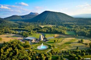Le parc Vulcania vue du ciel avec les volcans d'Auvergne