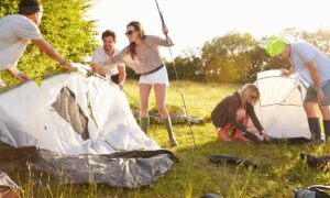 Organiser un camping pour 10 personnes : astuces et conseils