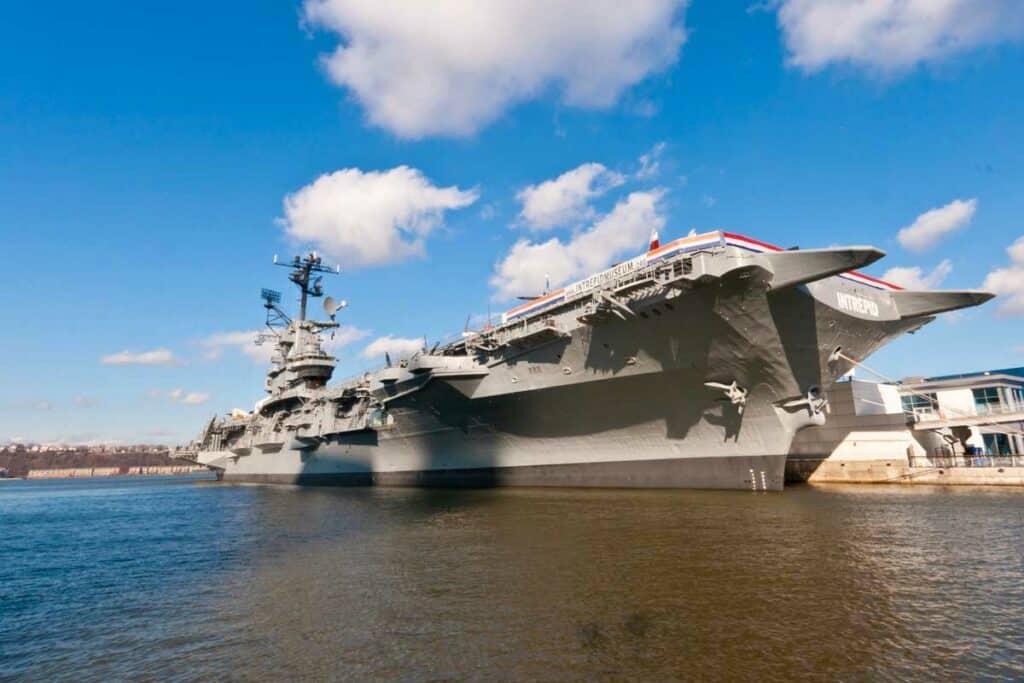 Le porte-avion Intrepid