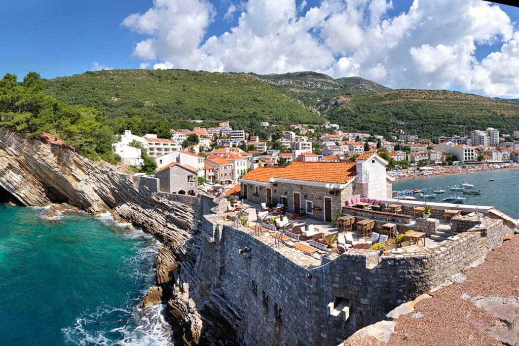Vue des falaises depuis le château Castello à Petrovac